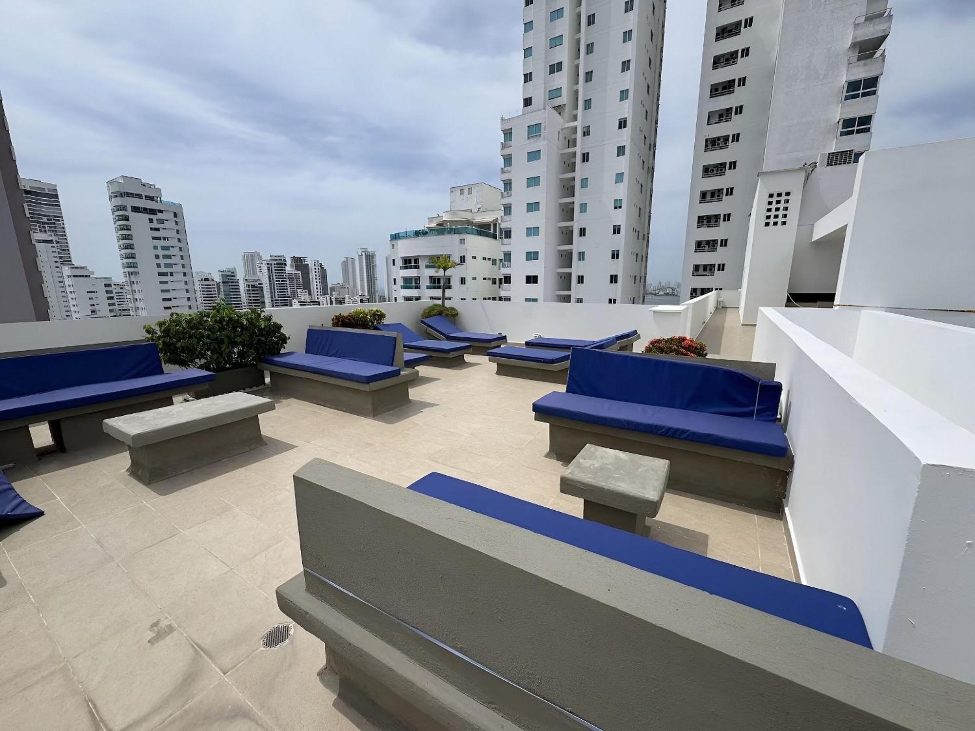 Apartamento Con Vista Al Mar - Piscina En La Azotea - 2 + 2 Baños *